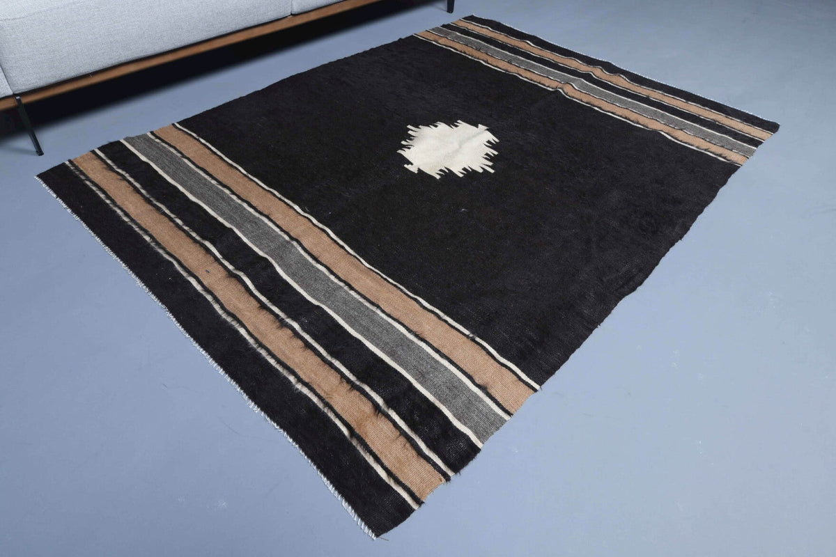 El yapımı vintage halı 137x188 cm çizgili desenli yün - yakın çekim doku detayı