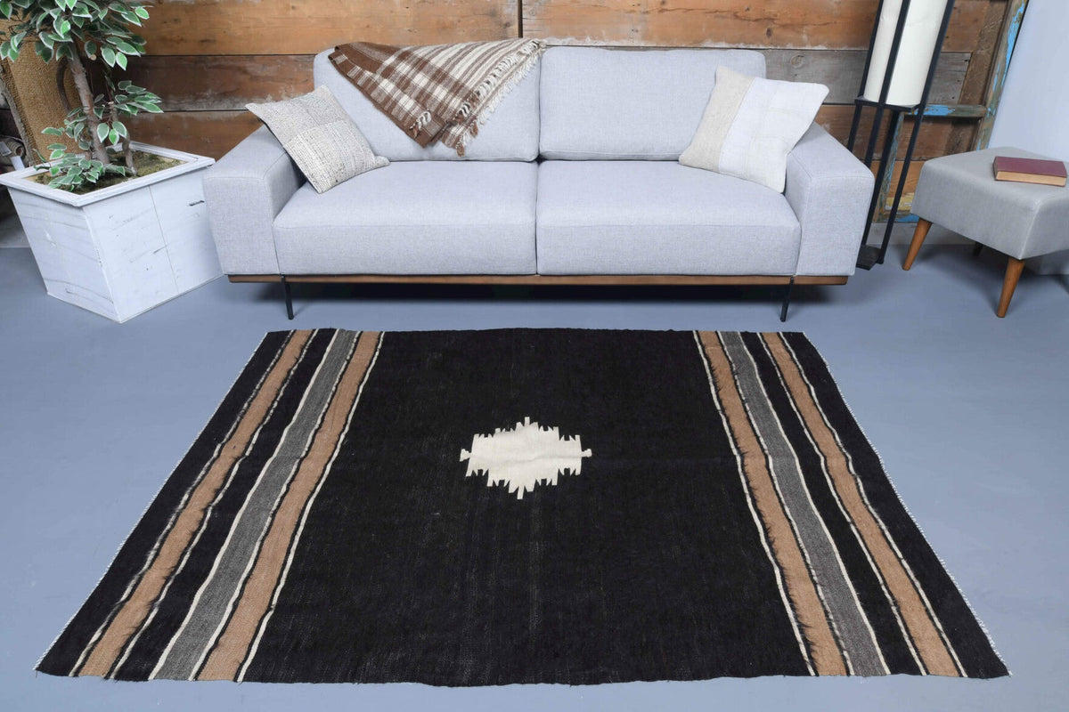 Siyah, kahverengi ve turuncu renkli el dokuma vintage kilim, %100 yün dokuma