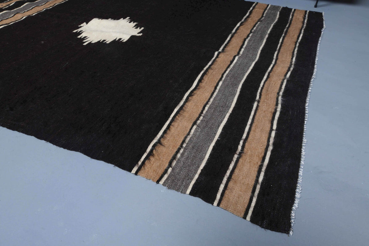 Anadolu kökenli el dokuma kilim – 1960'lar üretimi, çizgili
