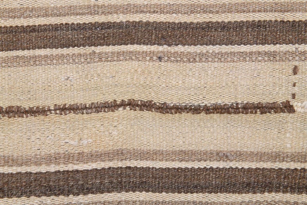Yatak odası için ikat desenli el dokuma vintage kilim – 110x213 cm