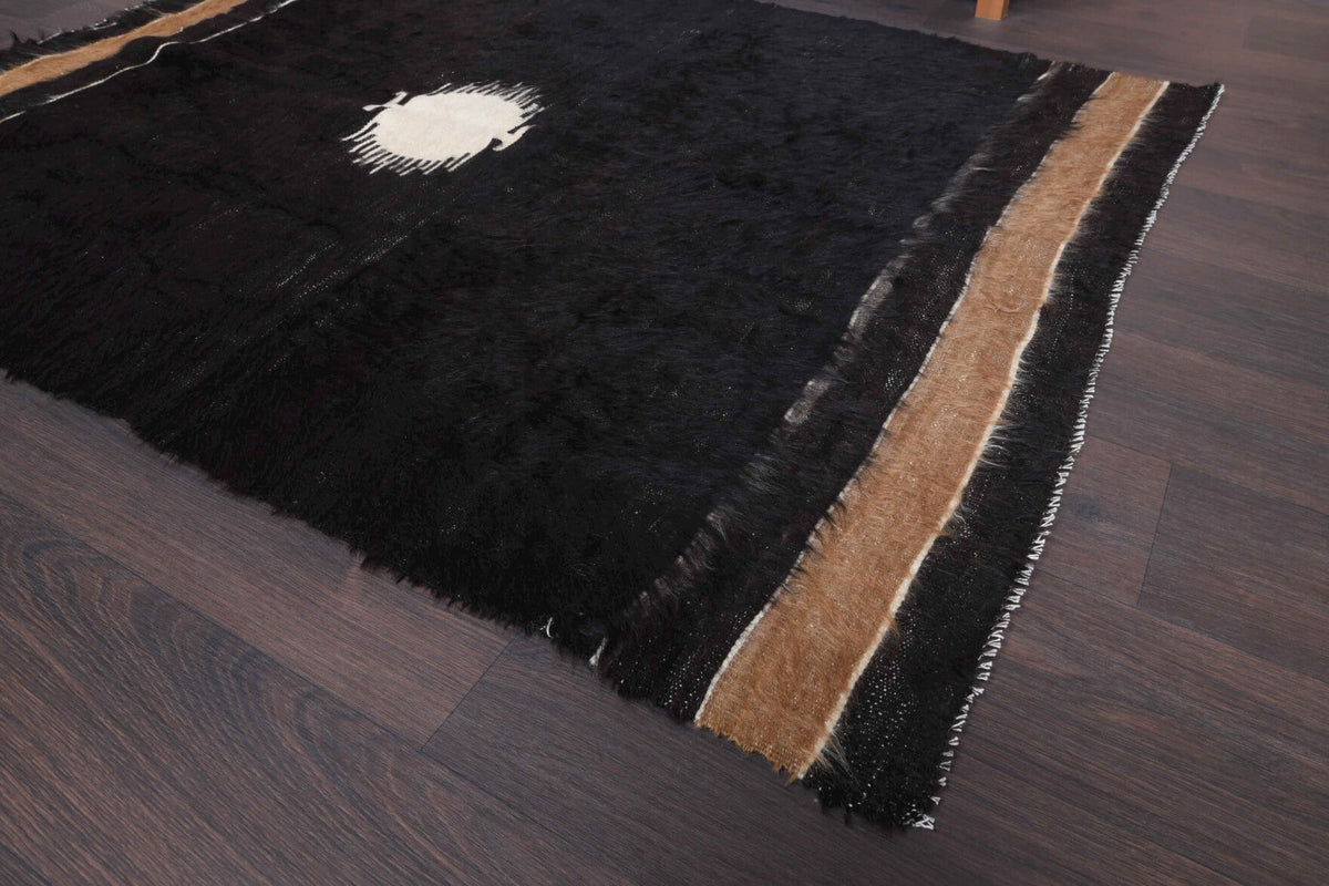 Anadolu kökenli el dokuma kilim – 1960'lar üretimi, madalyonlu