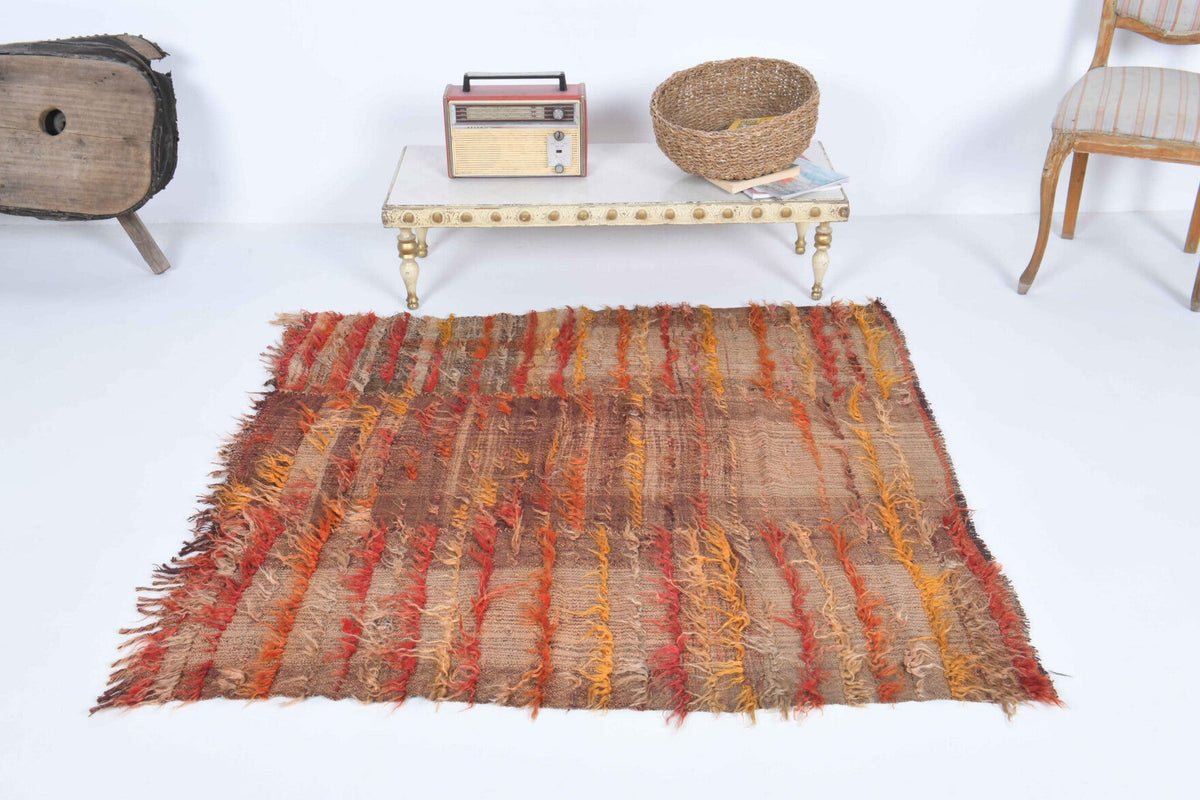 Turuncu, kahverengi ve kırmızı renkli el dokuma vintage kare kilim, %100 yün dokuma
