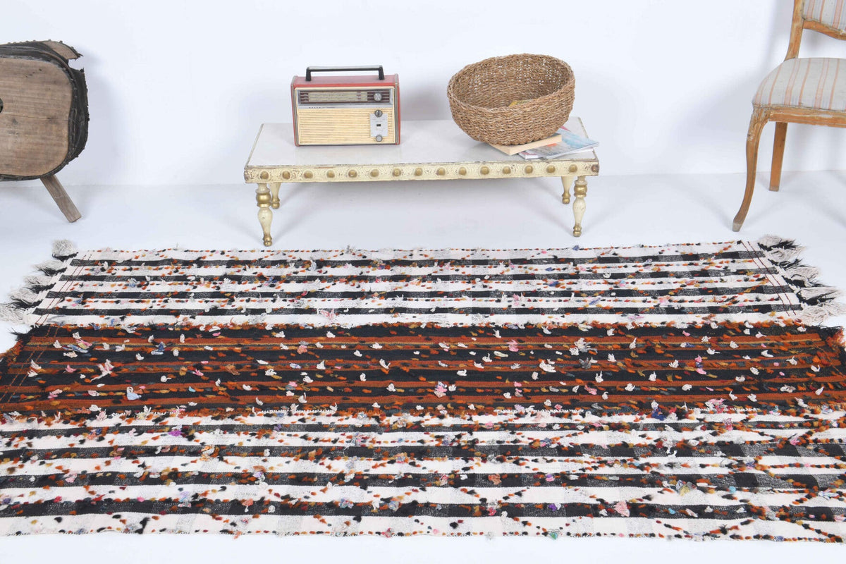 Yatak odası için ikat desenli el dokuma vintage kilim – 132x217 cm