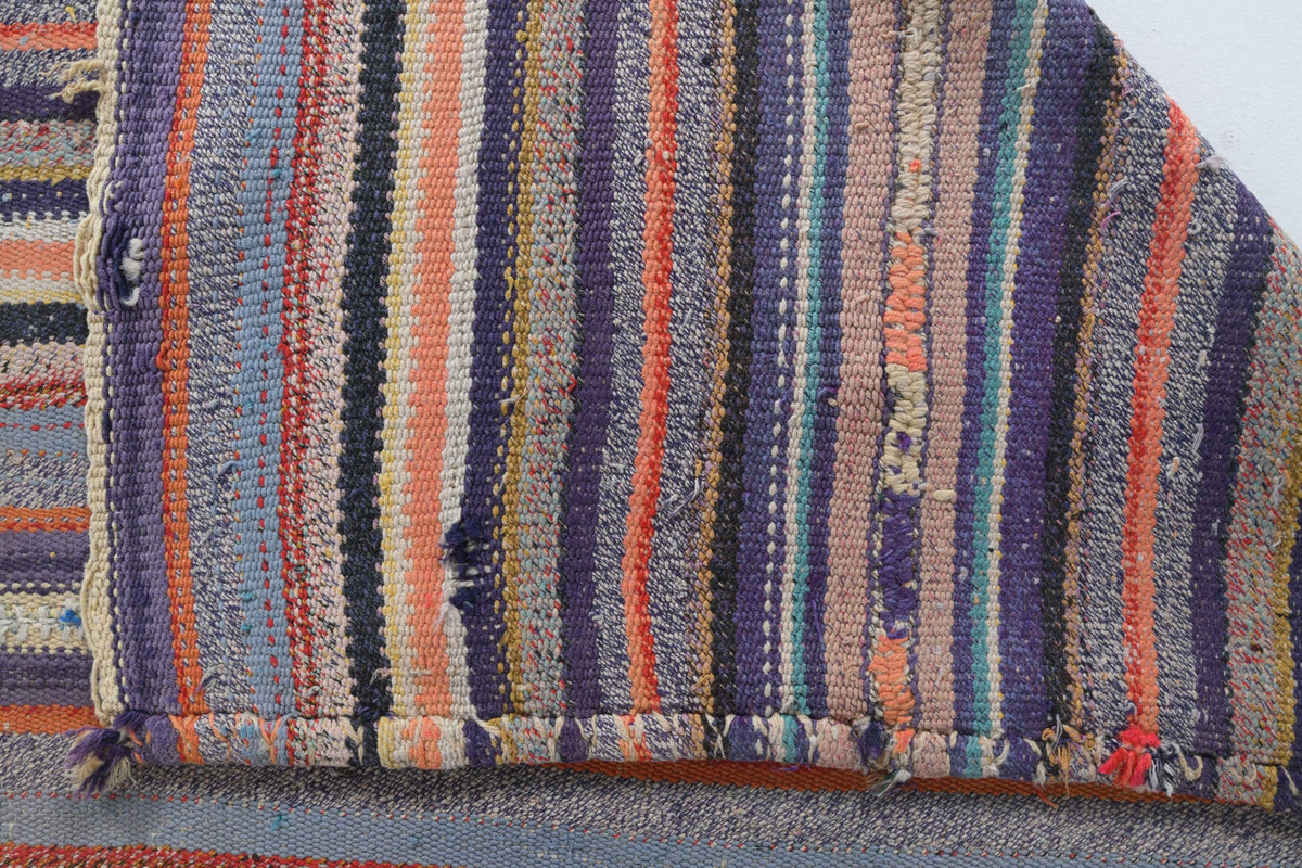 Yatak odası için çizgili el dokuma vintage kilim – 150x237 cm