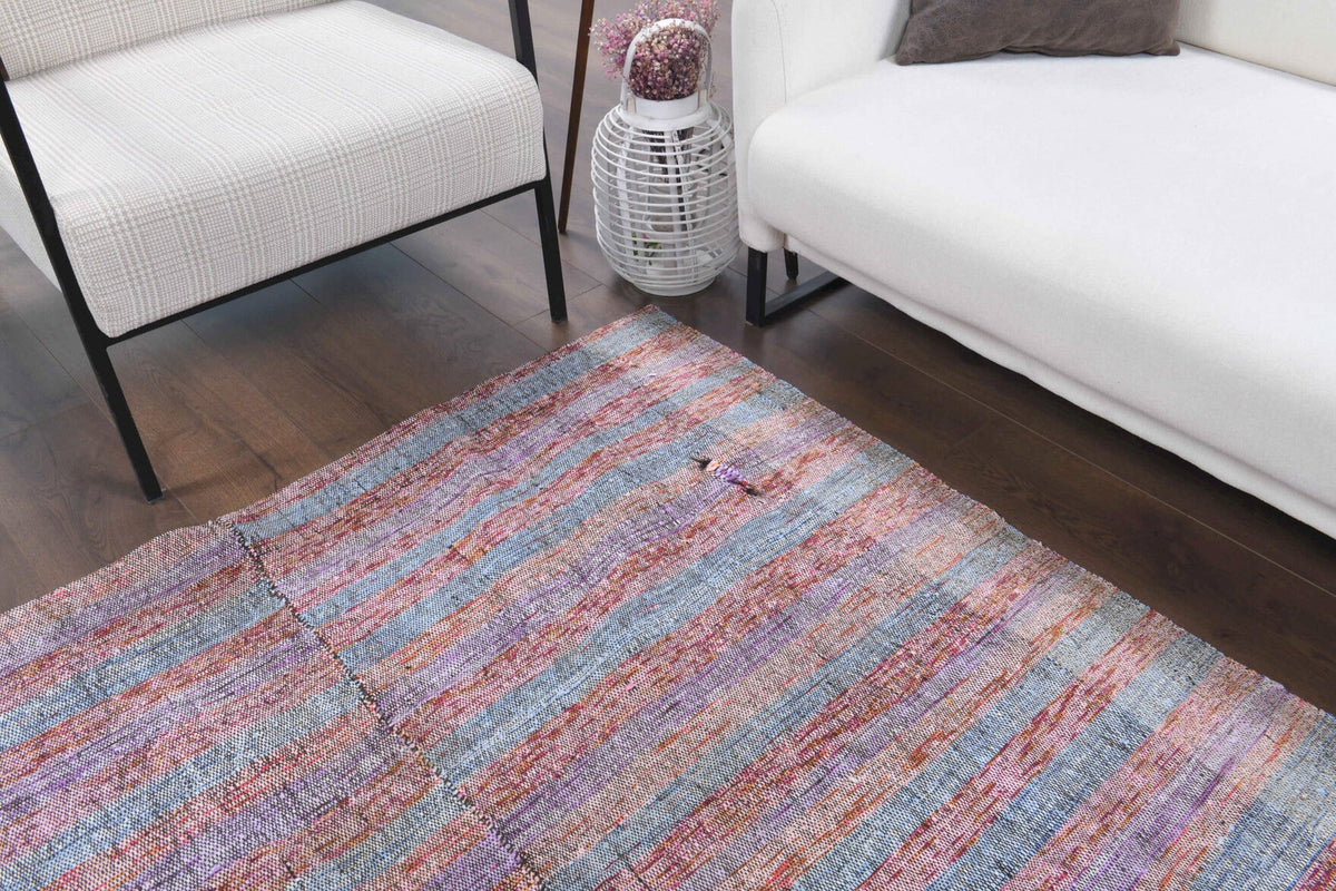 Yatak odası için çizgili el dokuma vintage kilim – 150x242 cm