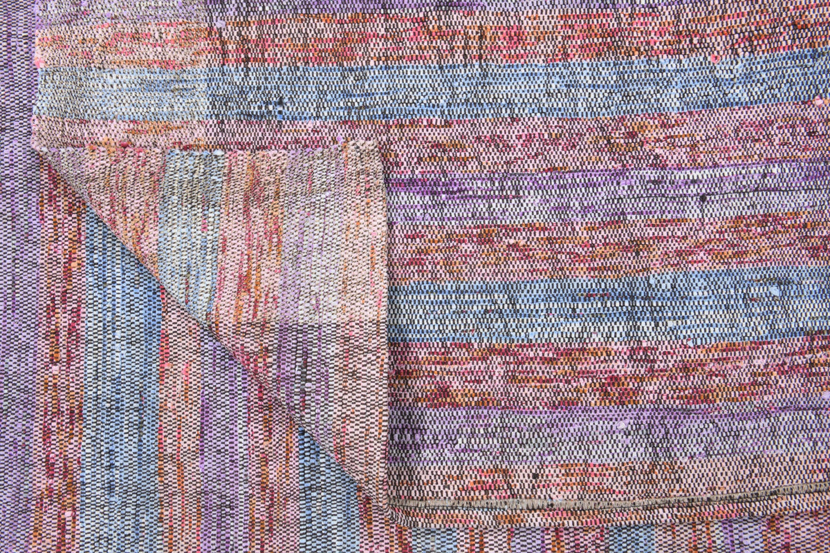Pera Halı tek parça koleksiyonu: çizgili el dokuma vintage kilim, pembe, mor ve mavi