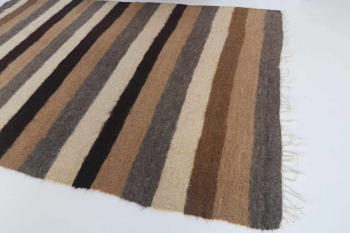 Anadolu kökenli el dokuma kilim – 1960'lar üretimi, çizgili