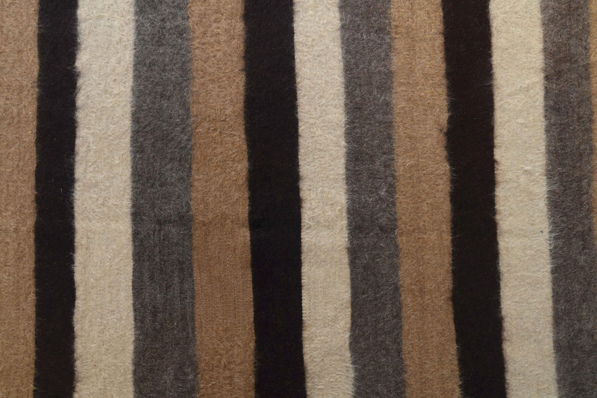 Yatak odası için çizgili el dokuma vintage kilim – 126x187 cm