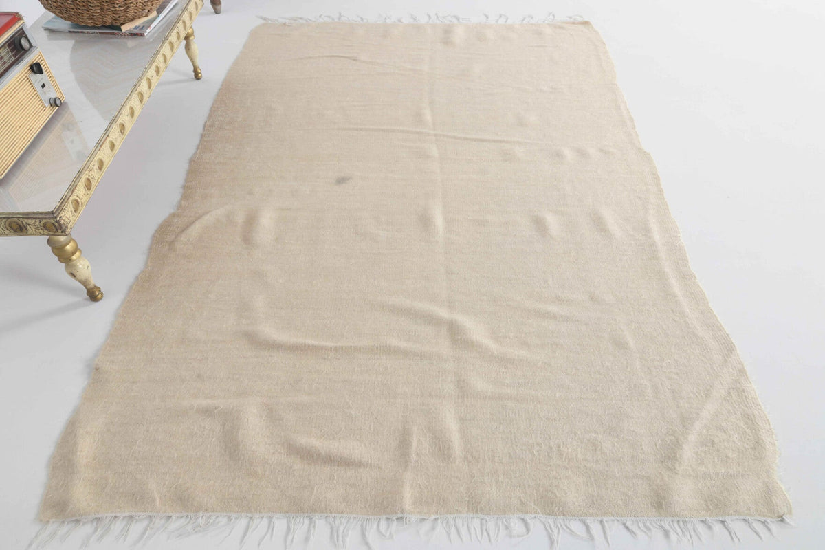 132x190 cm bej, turuncu ve beyaz düz zeminli el dokuma vintage kilim – üstten tam görünüm