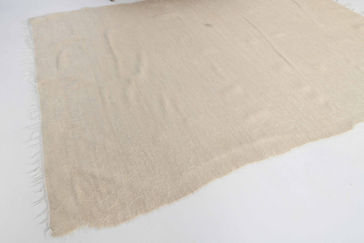 El yapımı vintage halı 132x188 cm düz desenli yün - yakın çekim doku detayı