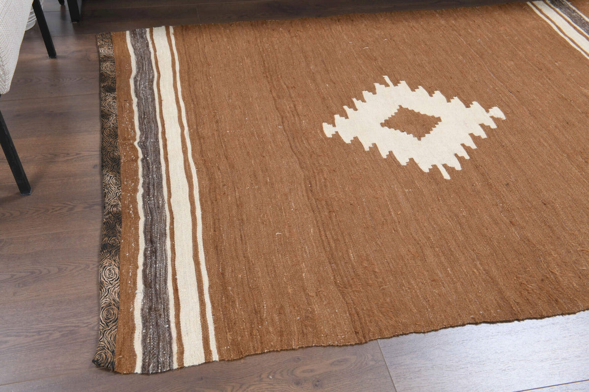 Pera Halı tek parça koleksiyonu: madalyonlu el dokuma vintage kilim, kahverengi