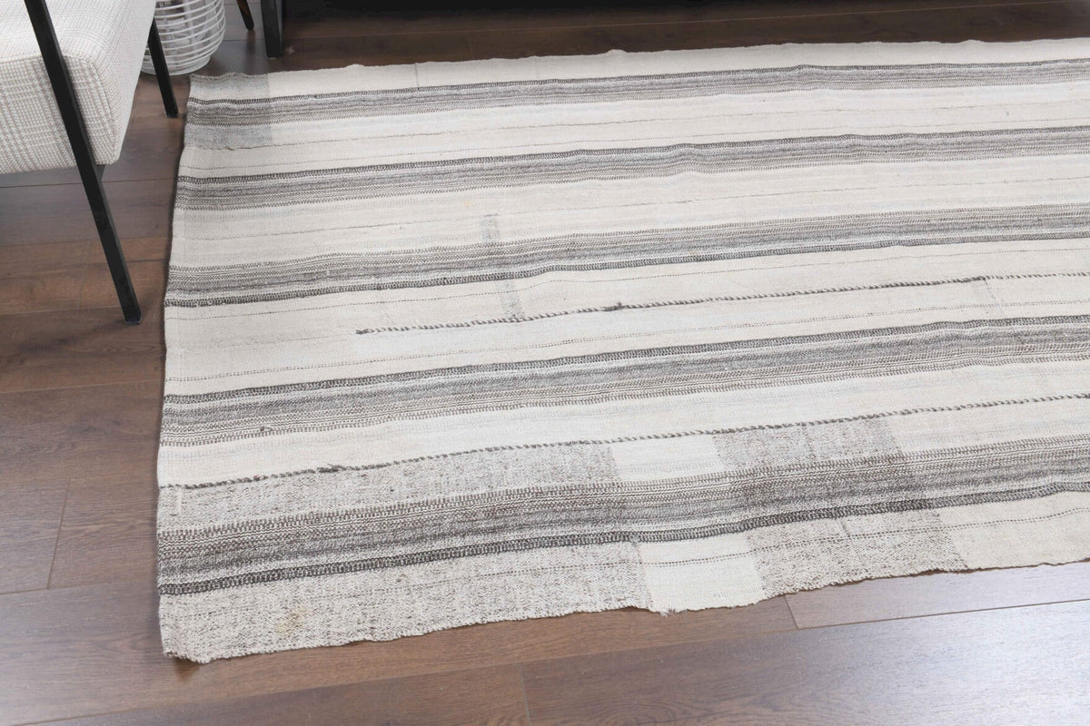 El yapımı vintage halı 150x241 cm çizgili desenli yün - ışık altında renk detayı