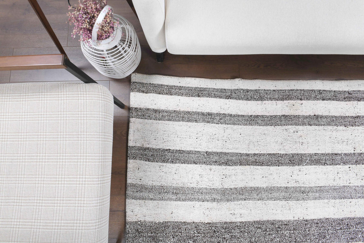 Gri ve beyaz renkli el dokuma vintage kilim, %100 yün dokuma