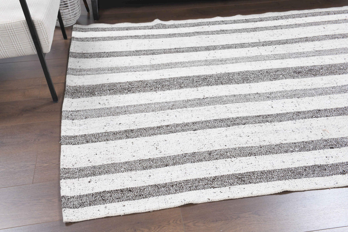 Anadolu kökenli el dokuma kilim – 1960'lar üretimi, çizgili