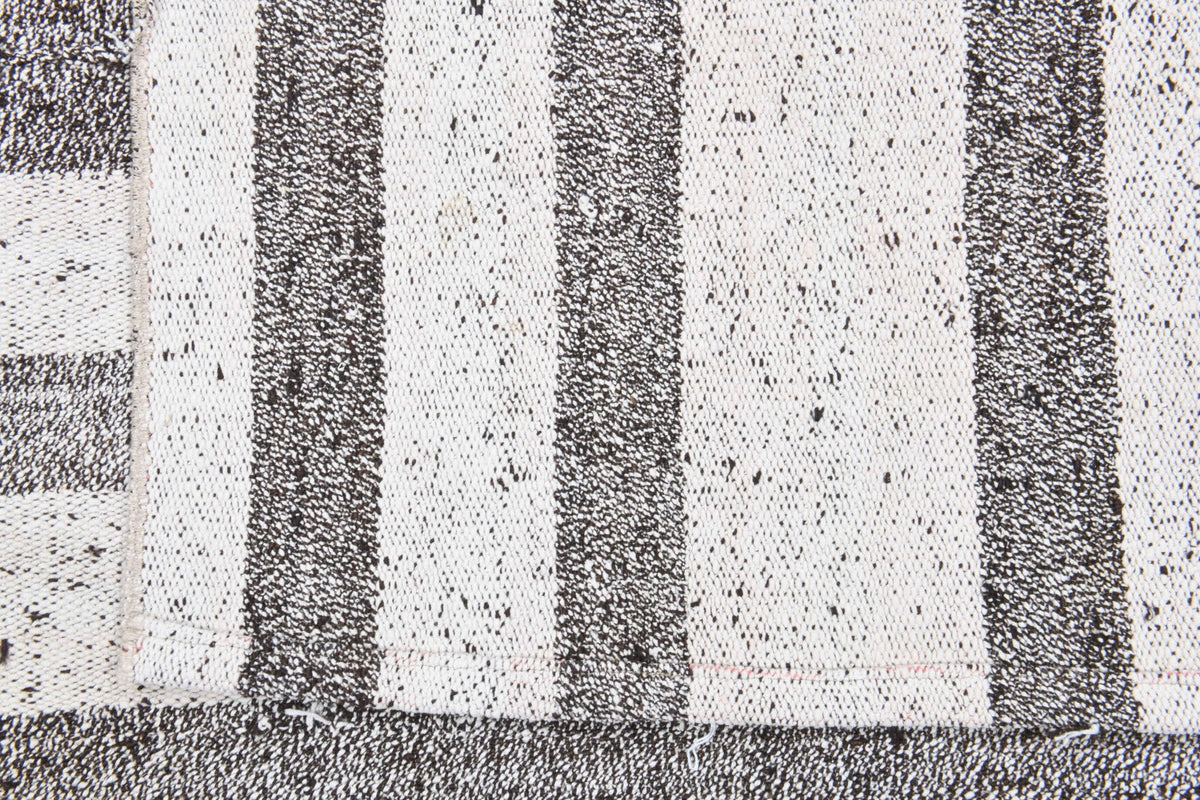 Yatak odası için çizgili el dokuma vintage kilim – 157x230 cm