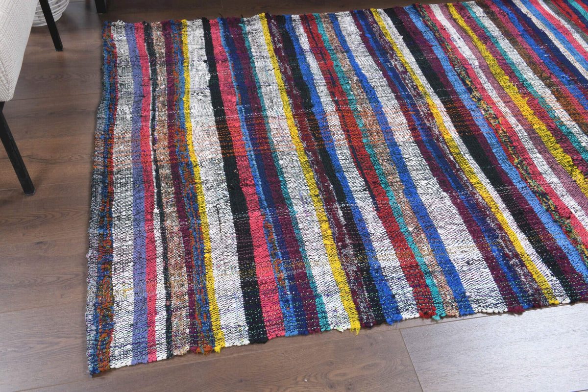 Vintage kilim 133x200 cm – kırmızı, mavi ve gri ikat desenli, el dokuma