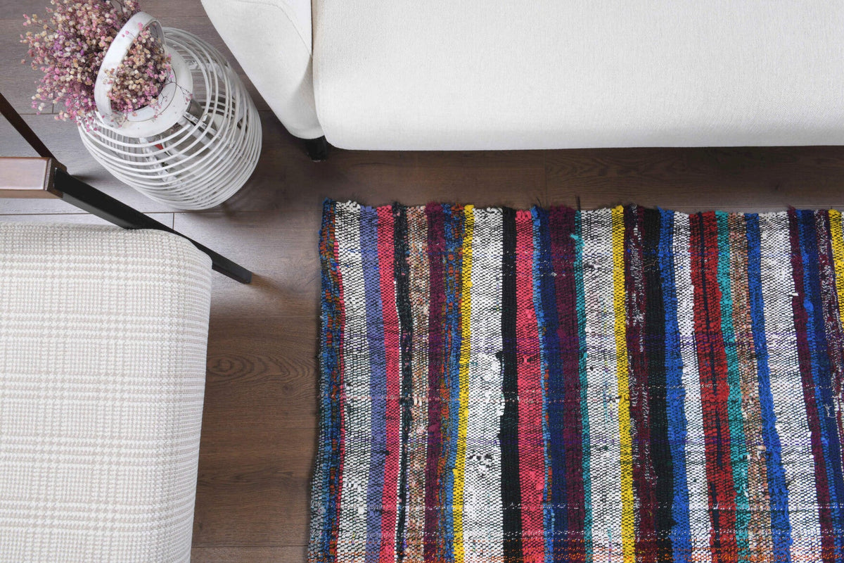 Pera Halı tek parça koleksiyonu: ikat desenli el dokuma vintage kilim, kırmızı, mavi ve gri