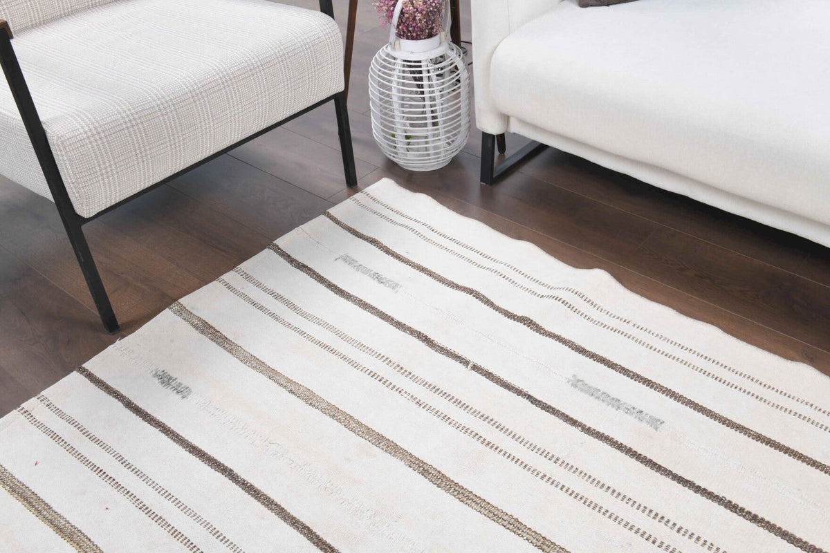 Yatak odası için çizgili el dokuma vintage kilim – 143x250 cm