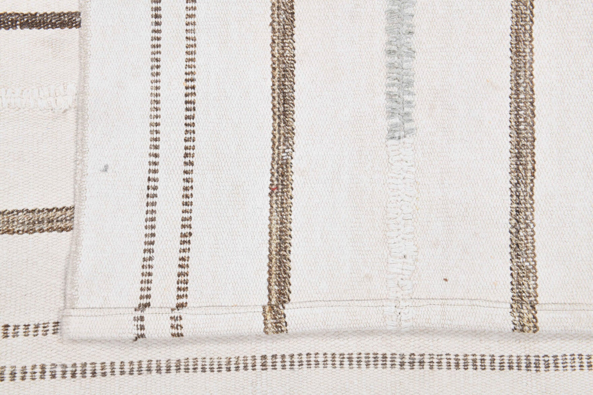 Pera Halı tek parça koleksiyonu: çizgili el dokuma vintage kilim, beyaz ve gri