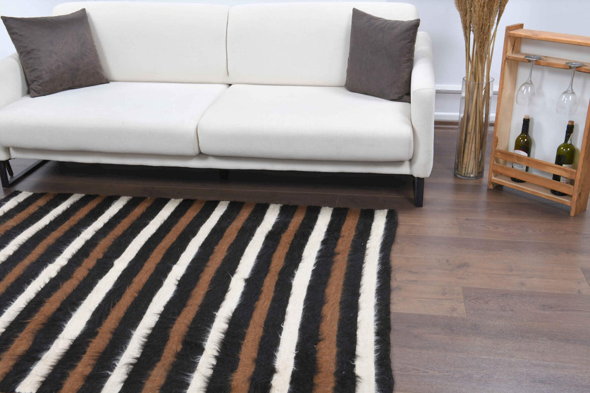 El yapımı vintage halı 132x180 cm çizgili desenli yün - yakın çekim doku detayı