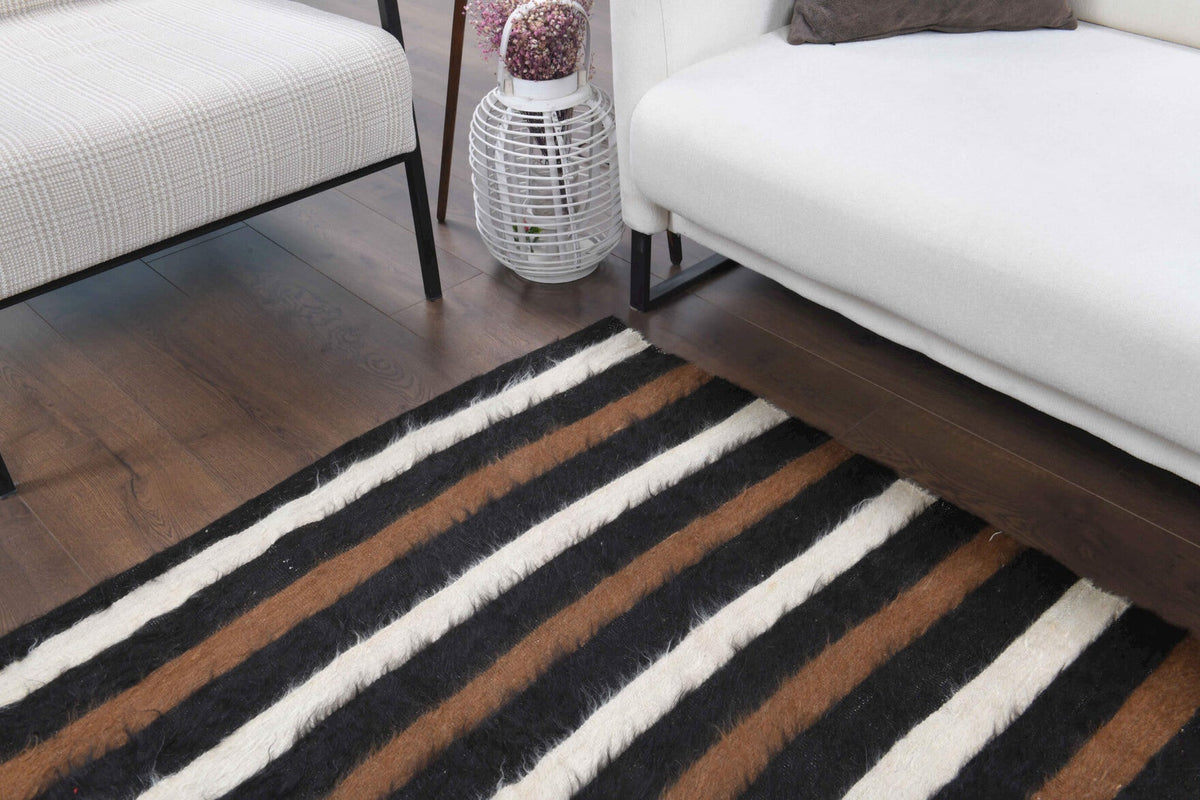 Yatak odası için çizgili el dokuma vintage kilim – 130x181 cm