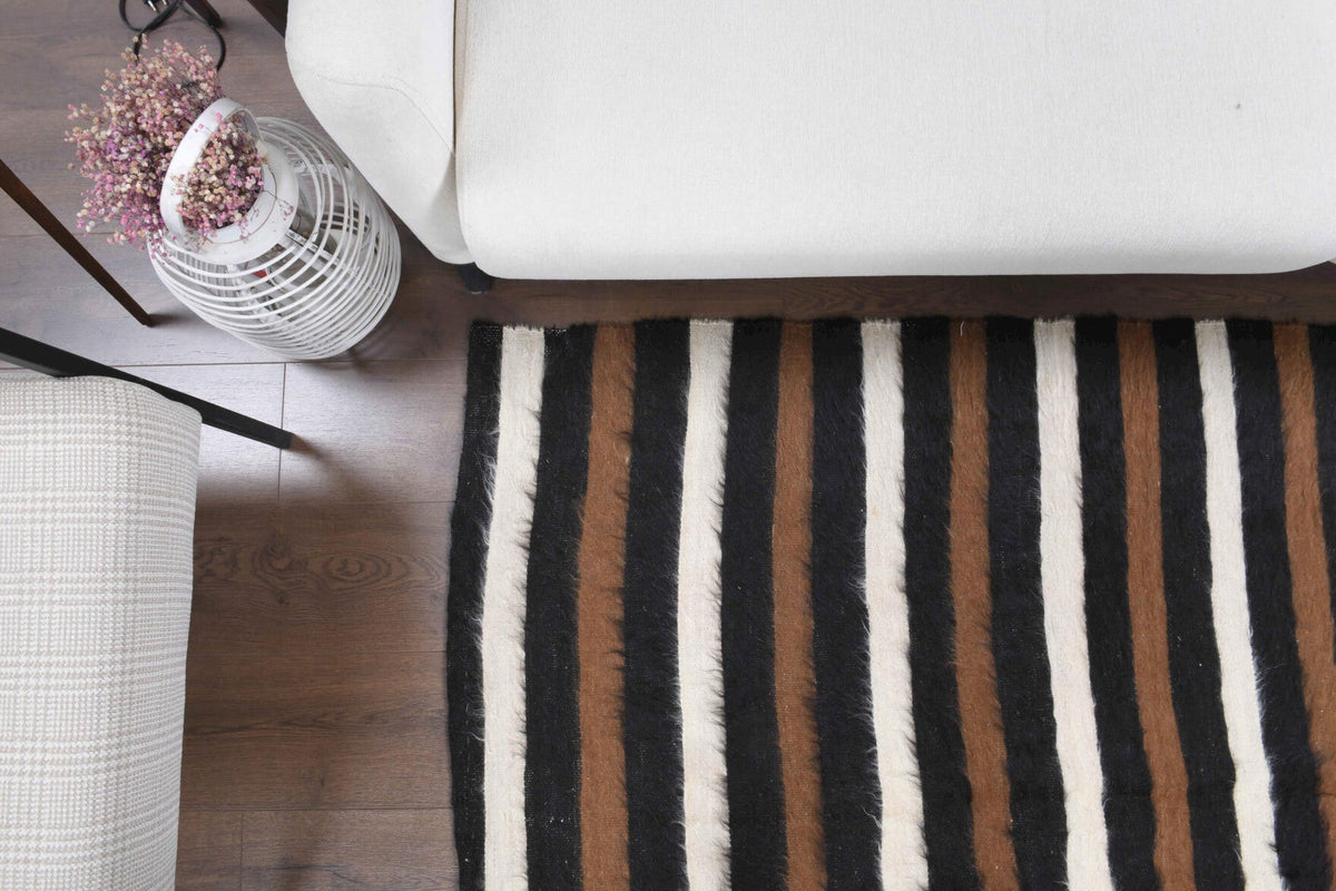 Vintage kilim 130x181 cm – siyah, kahverengi ve beyaz çizgili, el dokuma