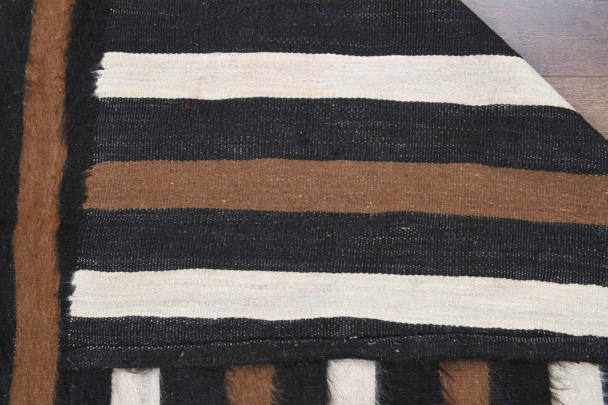 Pera Halı tek parça koleksiyonu: çizgili el dokuma vintage kilim, siyah, kahverengi ve beyaz