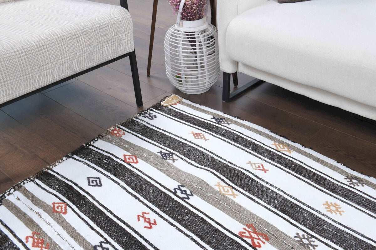 Yatak odası için çizgili el dokuma vintage kilim – 162x230 cm
