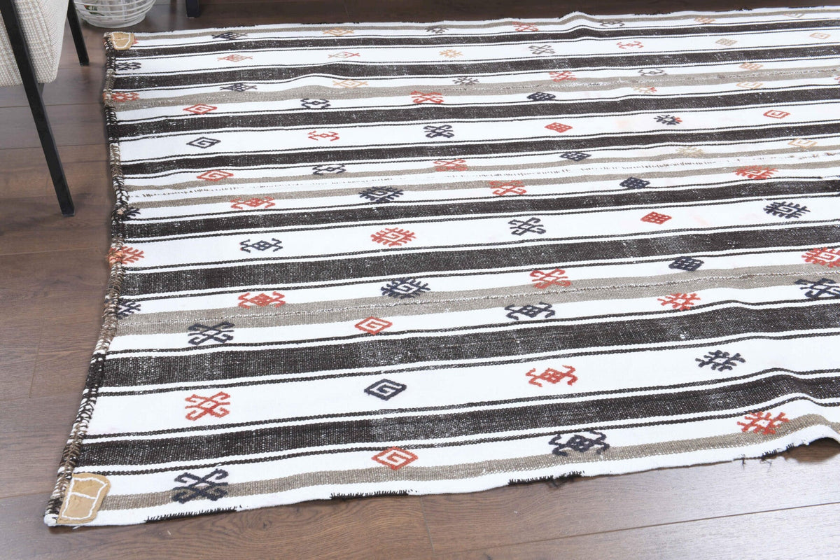 Pera Halı tek parça koleksiyonu: çizgili el dokuma vintage kilim, gri ve beyaz