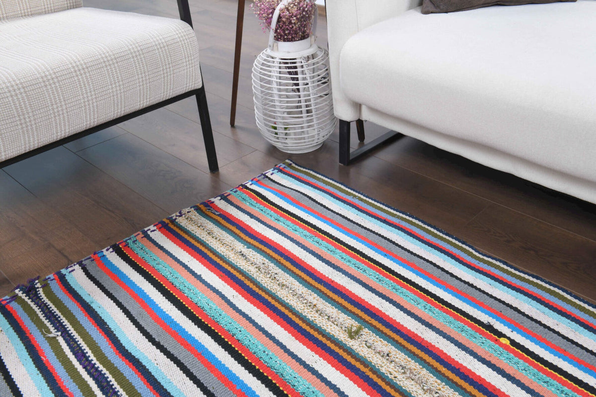 Yatak odası için çizgili el dokuma vintage kilim – 155x236 cm