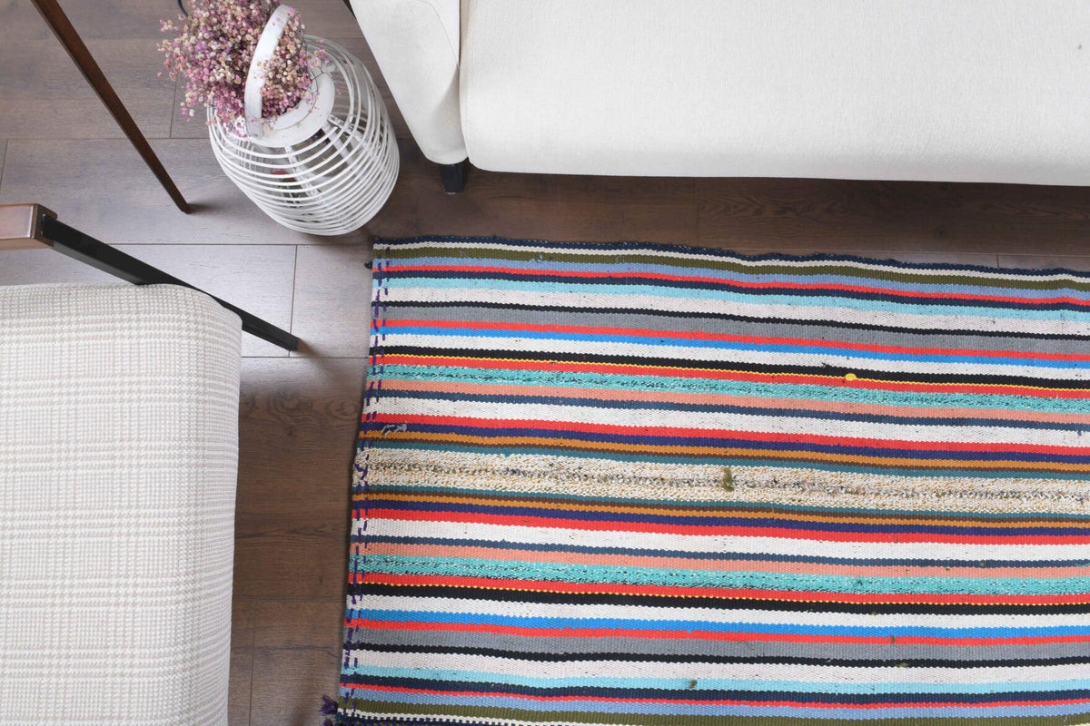 Vintage kilim 155x236 cm – mavi, gri ve kırmızı çizgili, el dokuma