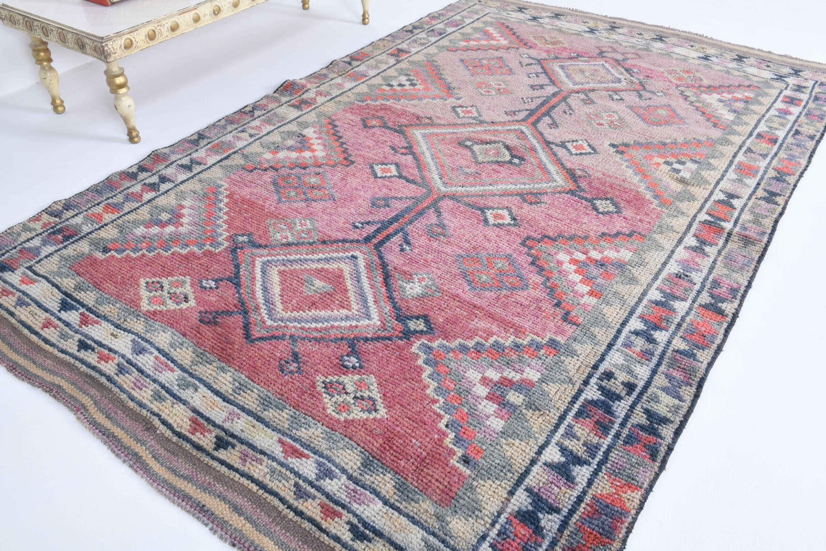 El yapımı vintage halı 132x216 cm geometrik desenli yün - yakın çekim doku detayı