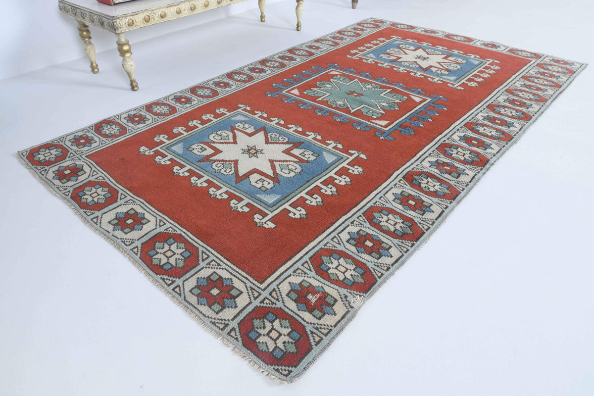 El yapımı vintage halı 109x193 cm i̇kat desenli yün - yakın çekim doku detayı