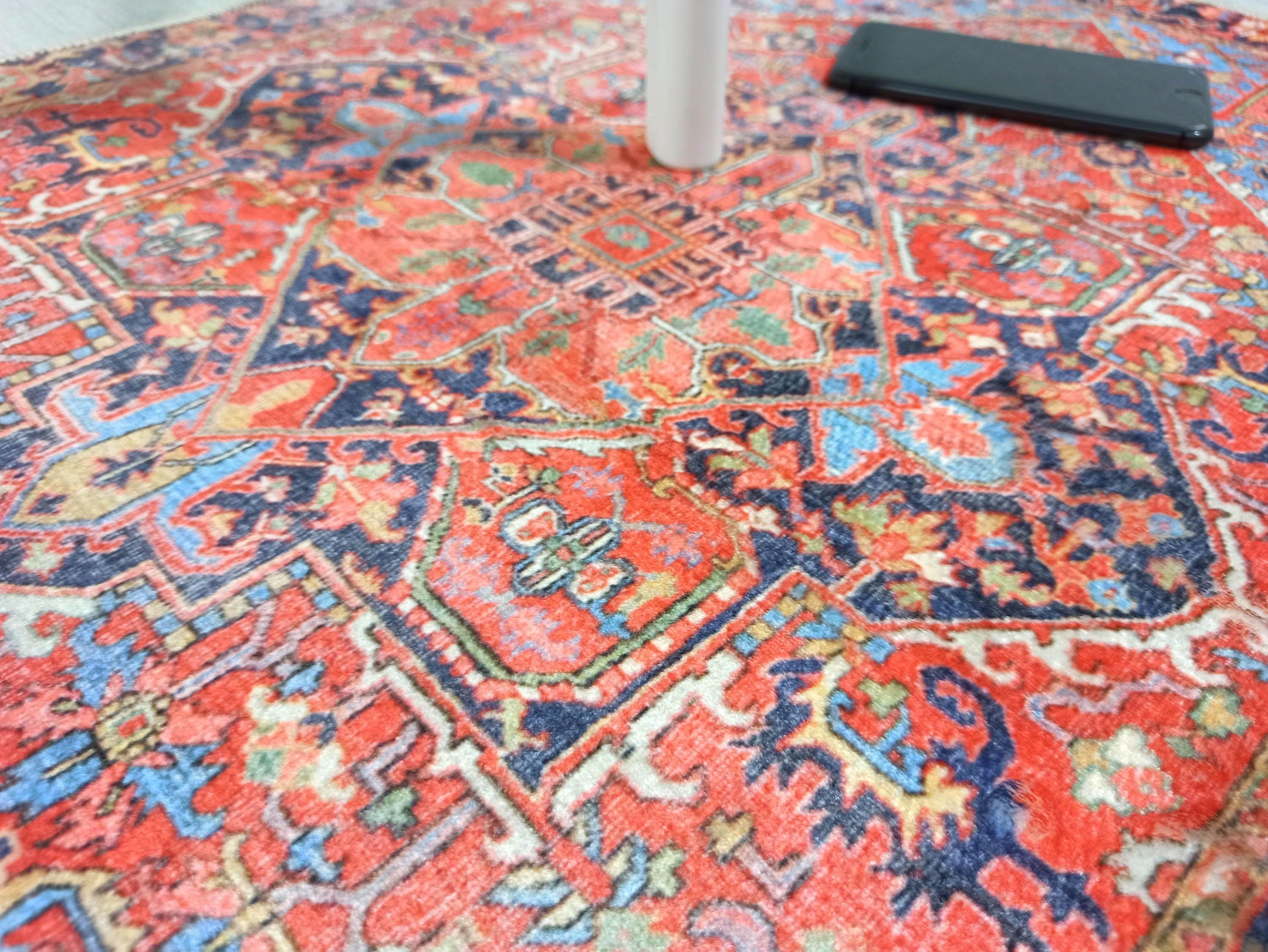 Roter und marineblauer Vintage-Teppich