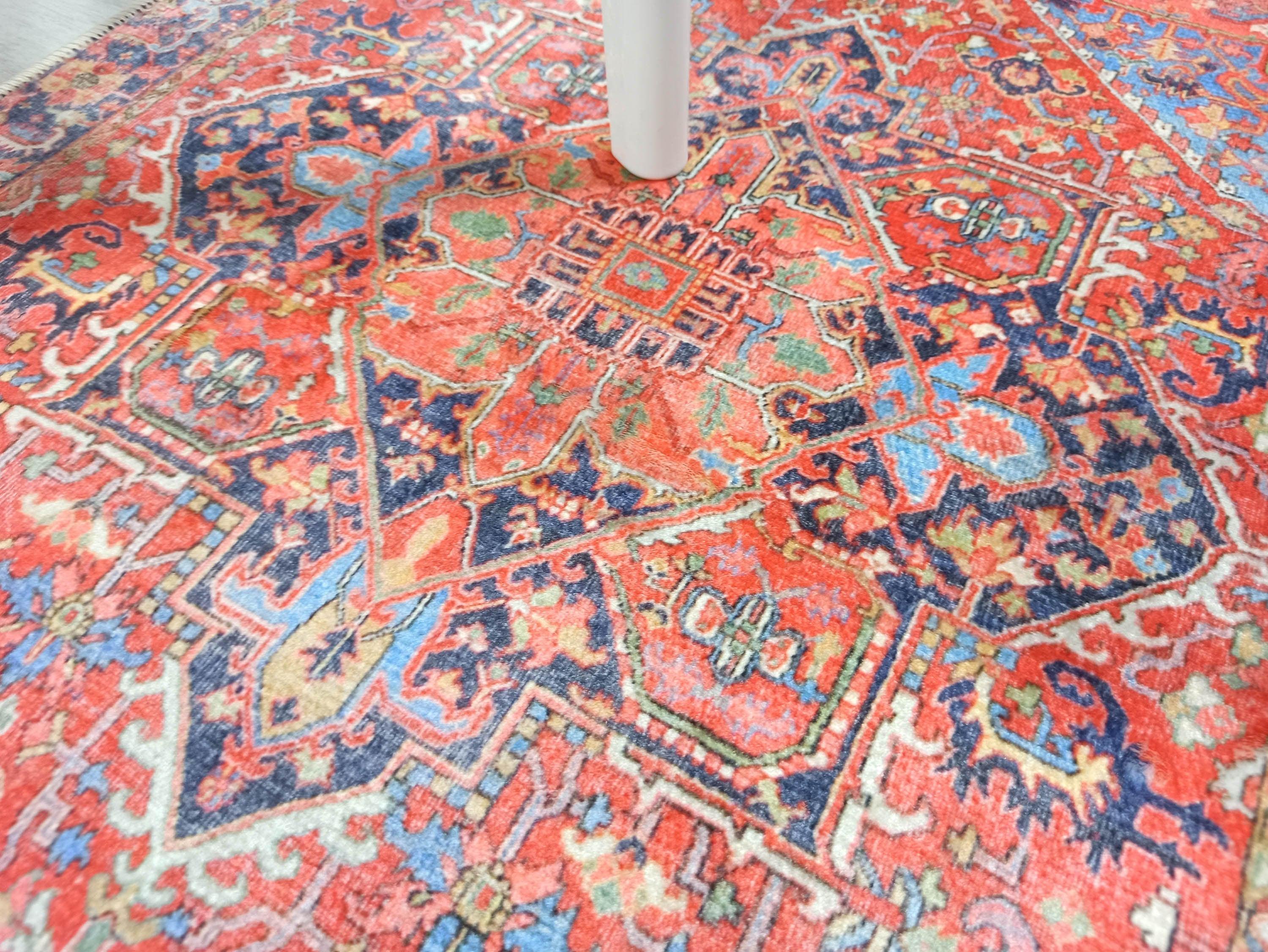 Roter und marineblauer Vintage-Teppich