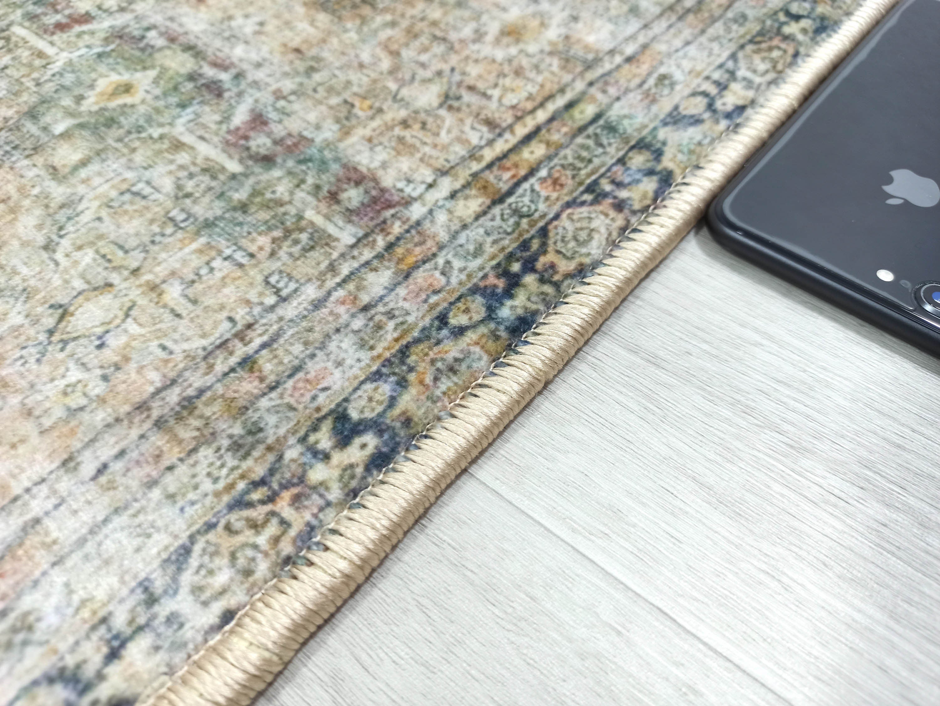 Olivgrüner und dunkelmoosfarbener Vintage-Teppich
