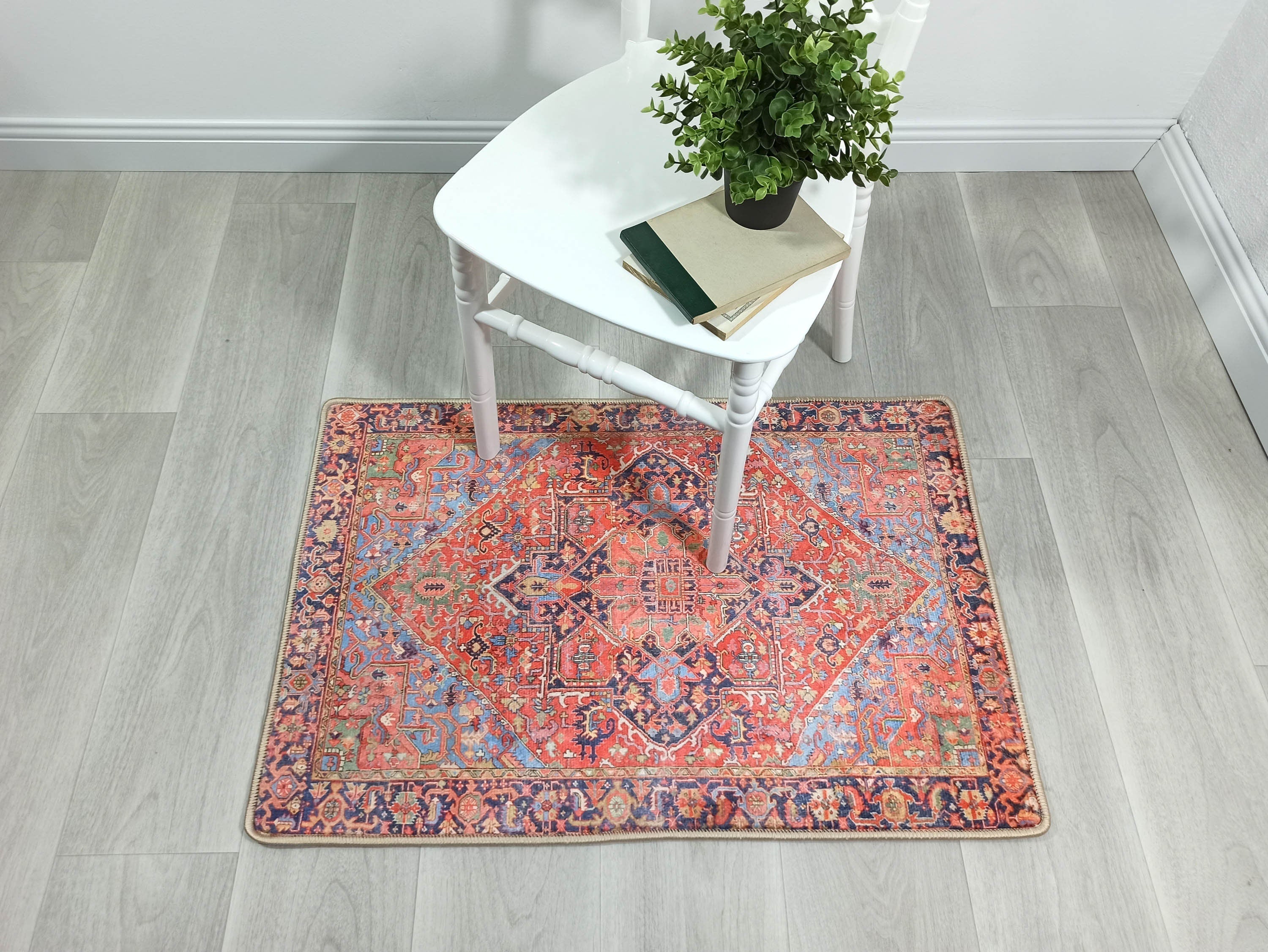 Roter und marineblauer Vintage-Teppich