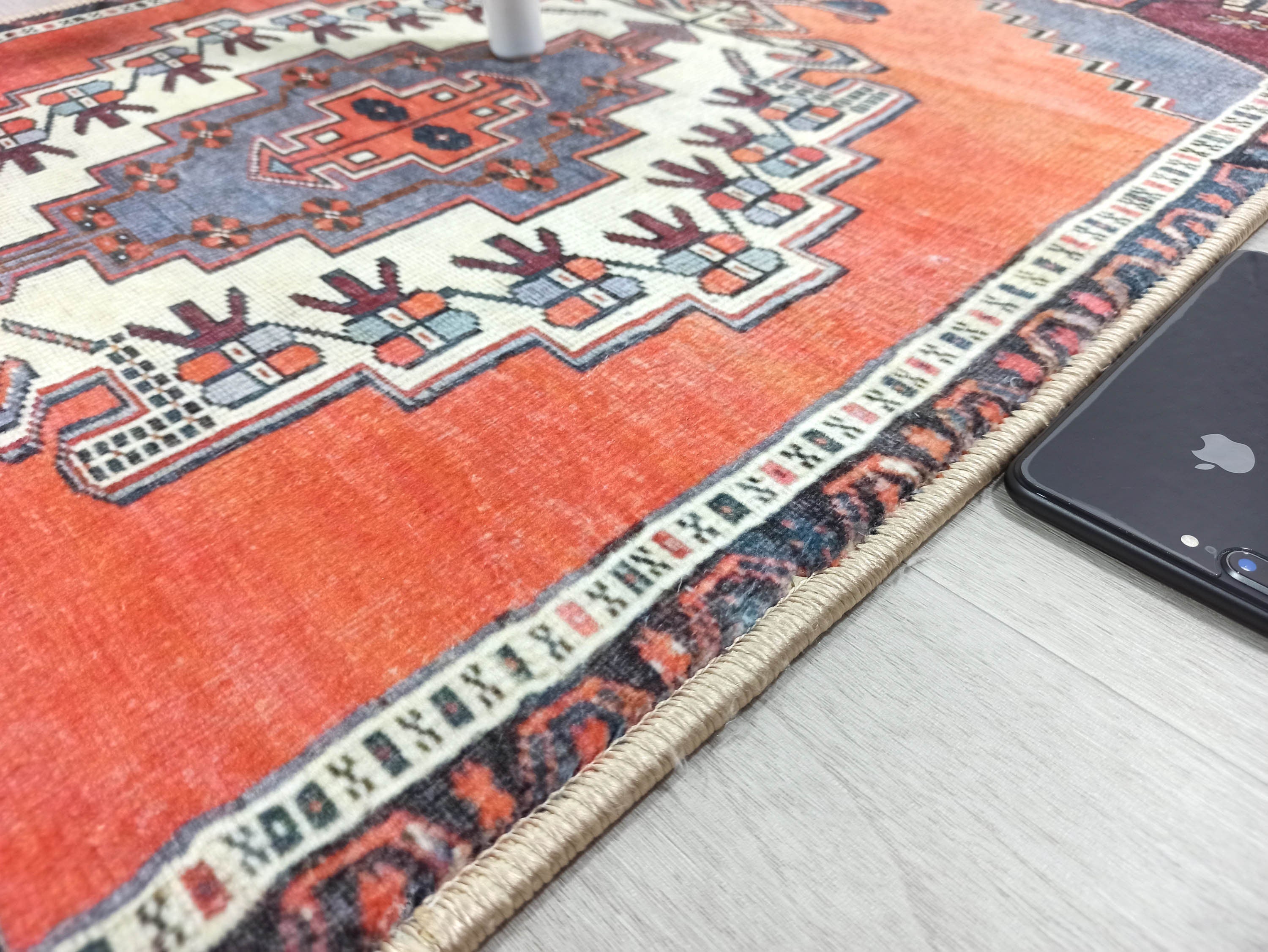 Vintage-Teppich in Ziegelorange und Korallenrot