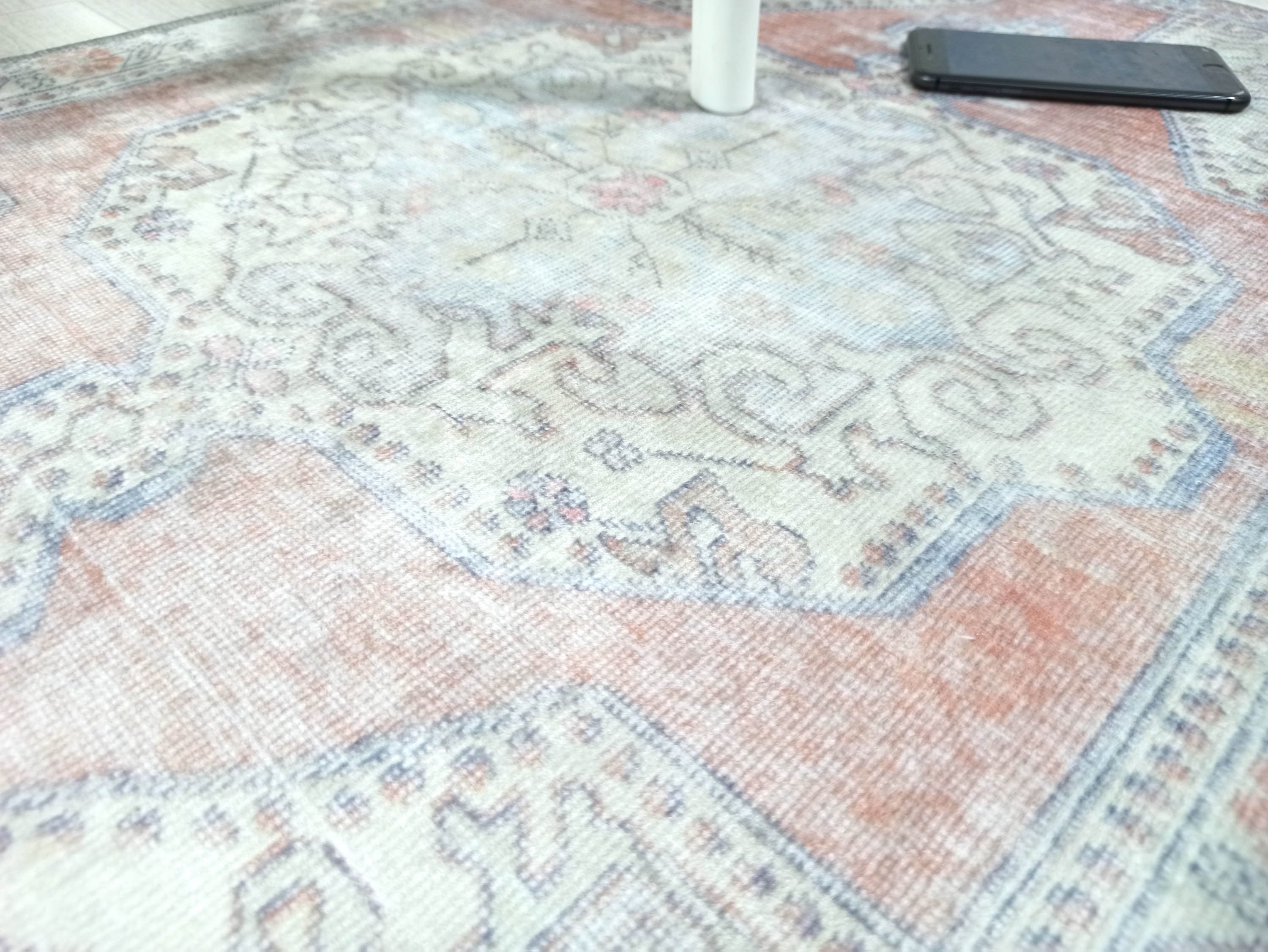 Blassorange und blauer Oushak Vintage Teppich