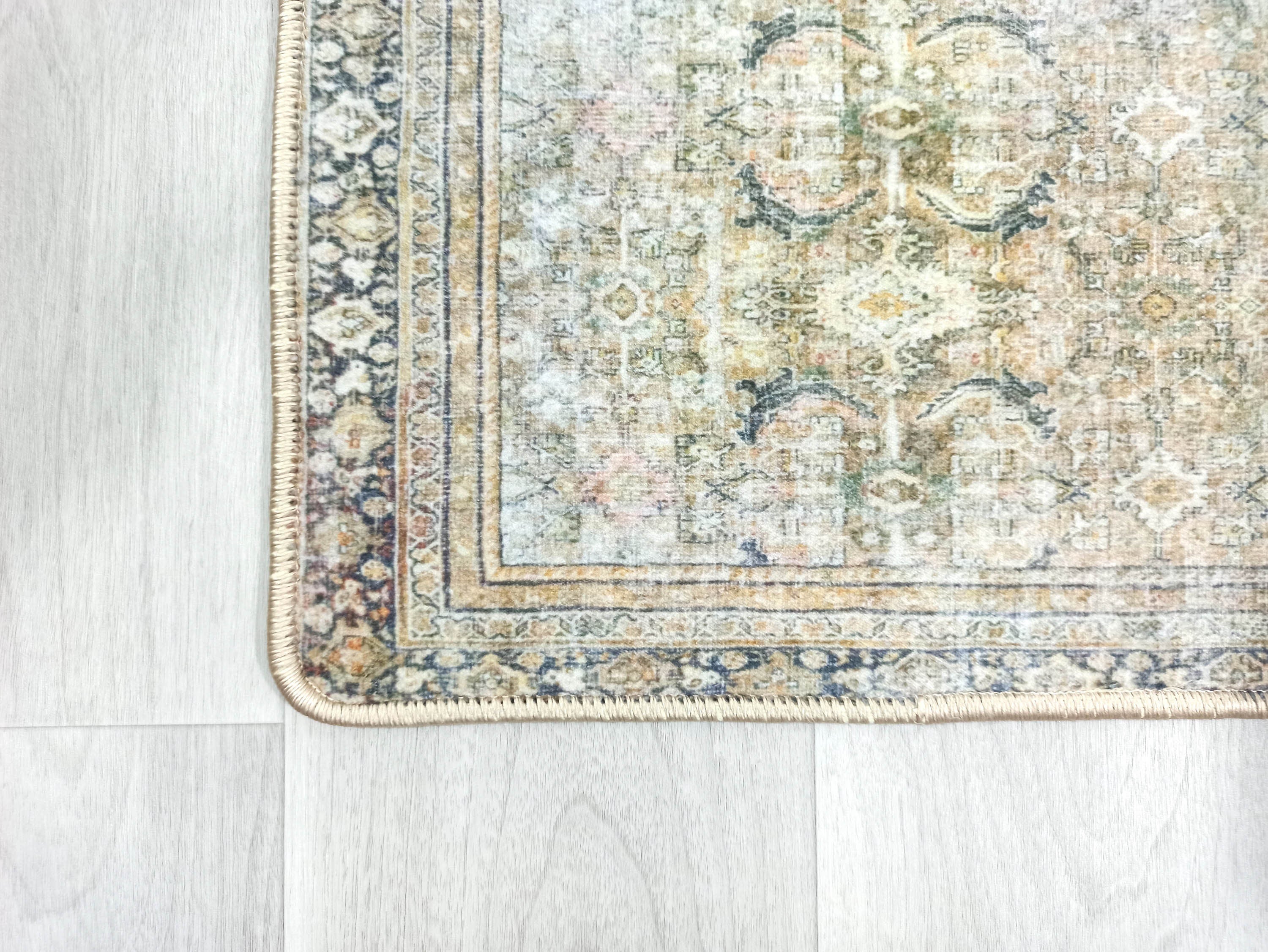 Olivgrüner und dunkelmoosfarbener Vintage-Teppich