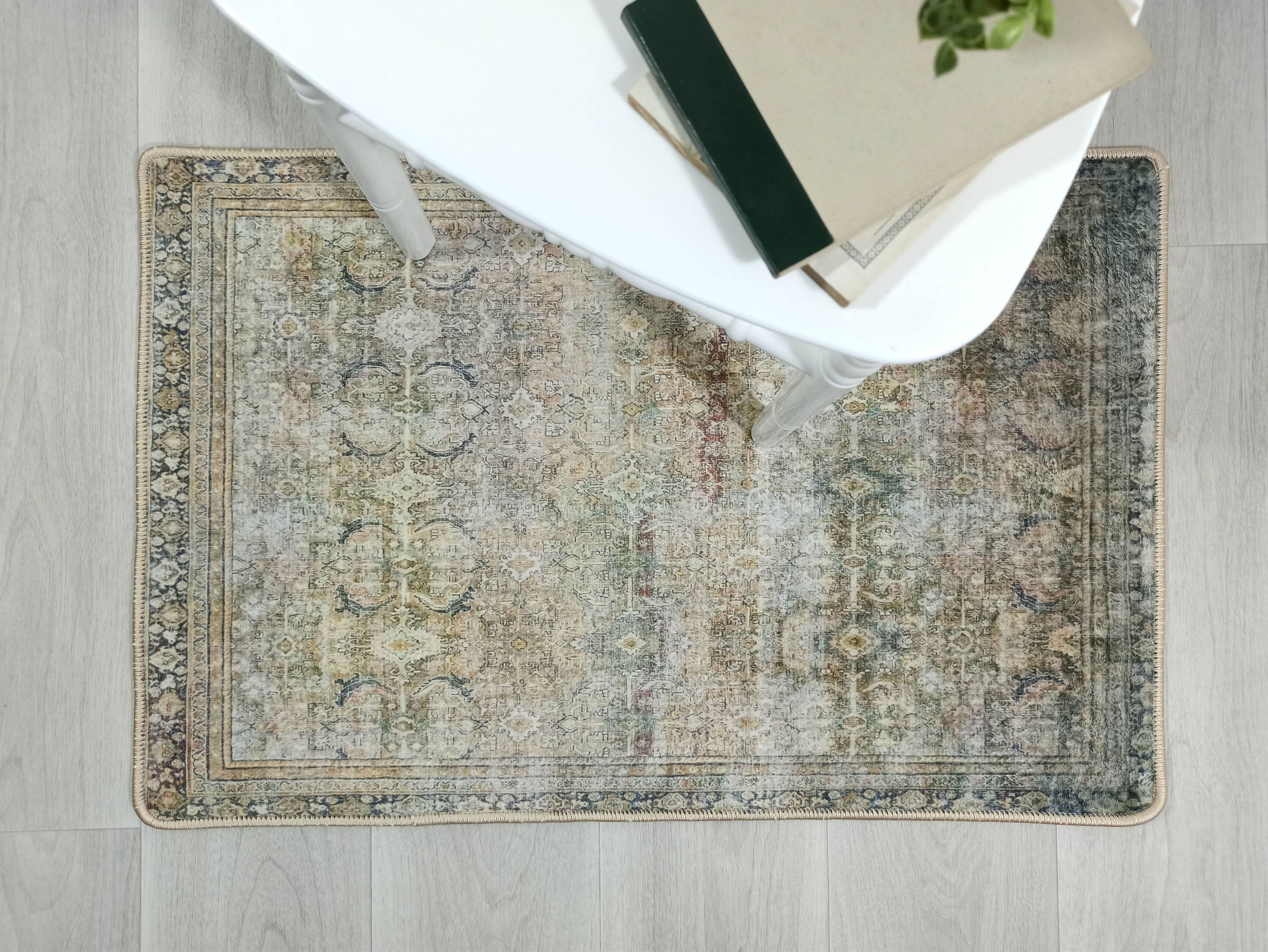 Olivgrüner und dunkelmoosfarbener Vintage-Teppich