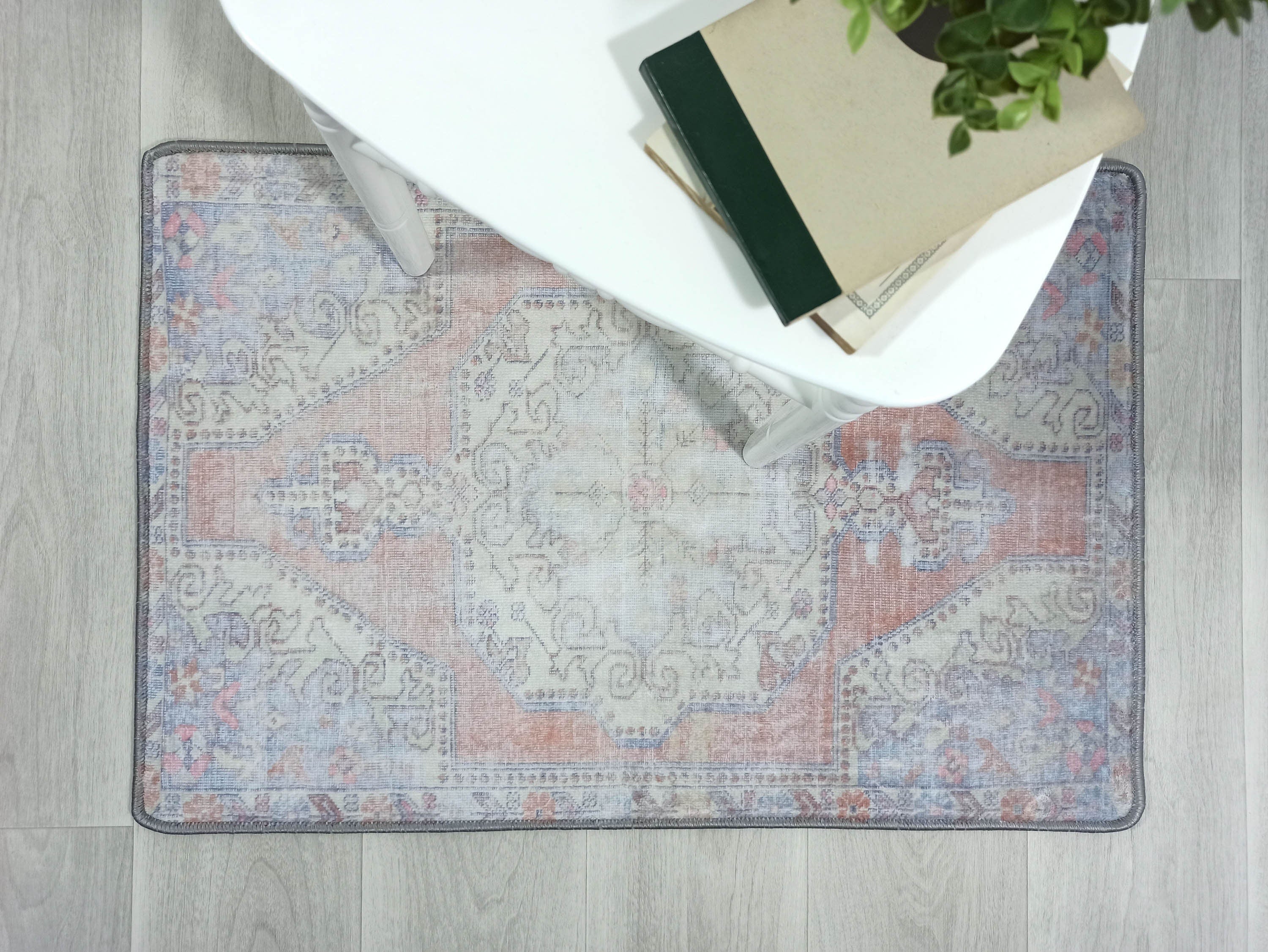 Blassorange und blauer Oushak Vintage Teppich