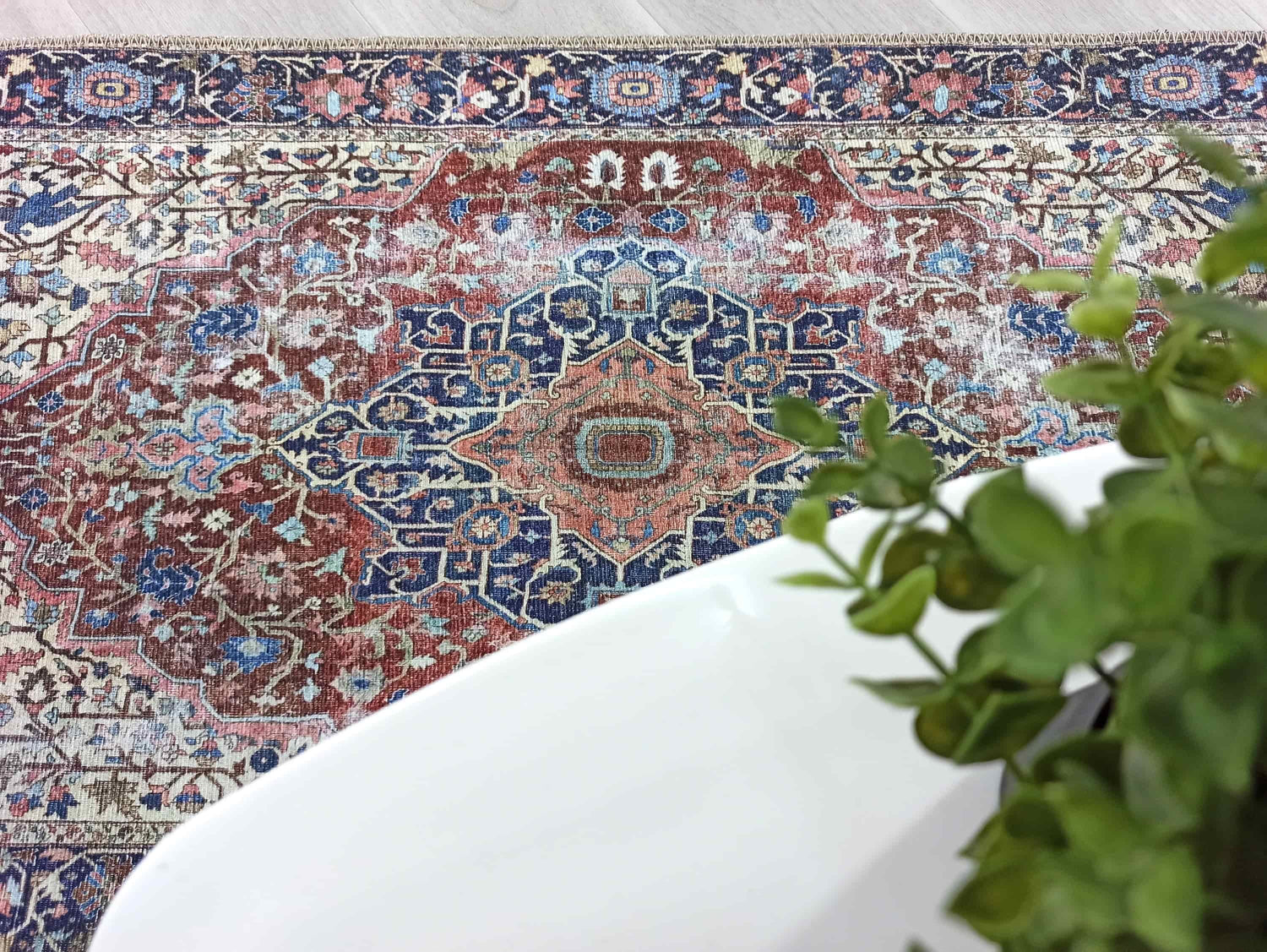 Lacivert ve Kahverengi Madalyon Desenli Vintage Halı - Pera Halı