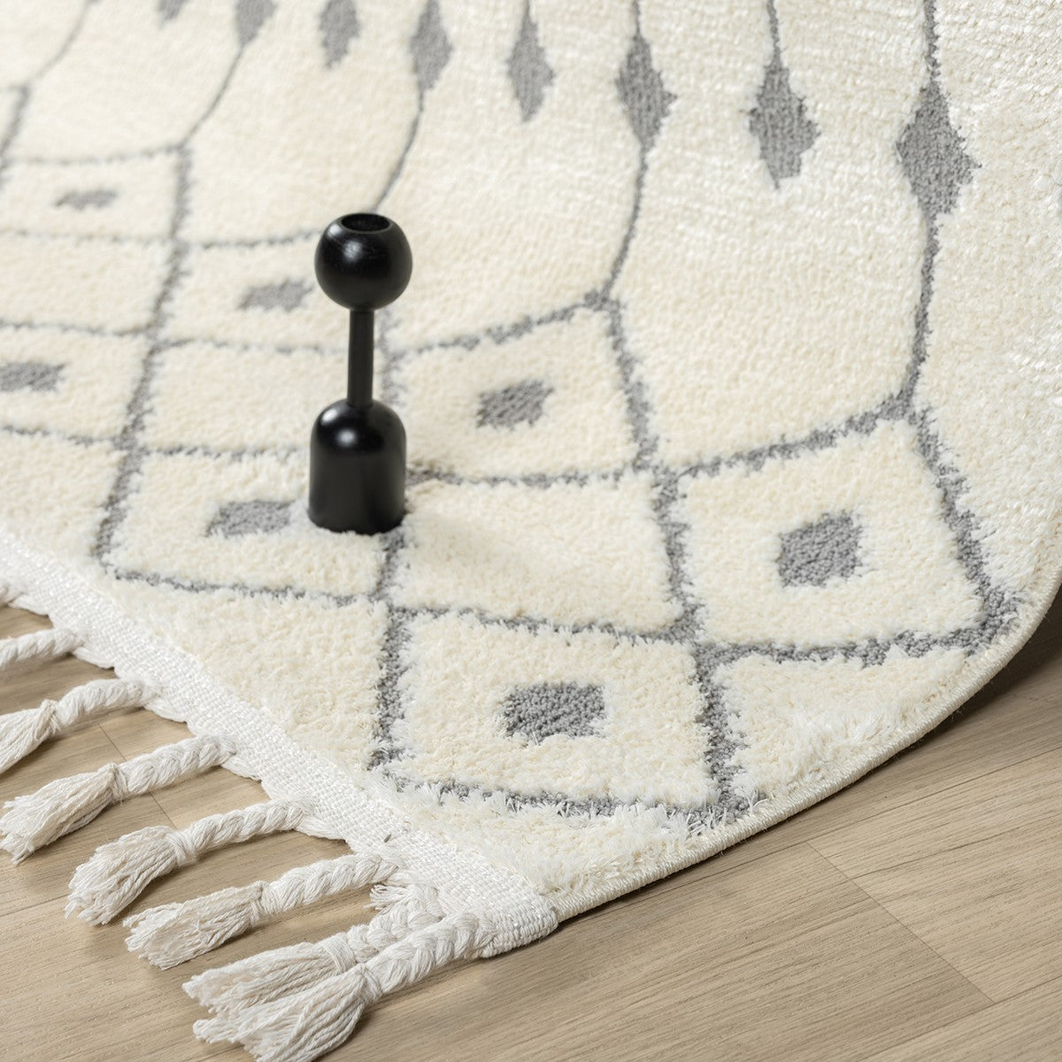 Beyaz Gri Etnik Geometrik Saçaklı Modern Halı