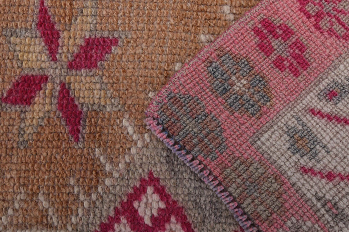 Pera Halı tek parça koleksiyonu: ikat desenli el dokuma vintage yolluk, turuncu ve pembe