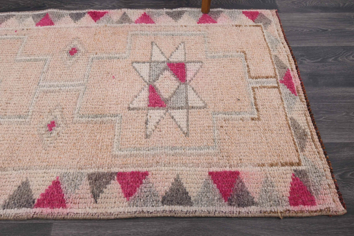 Anadolu kökenli el dokuma halı – 1970'ler üretimi, geometrik desenli