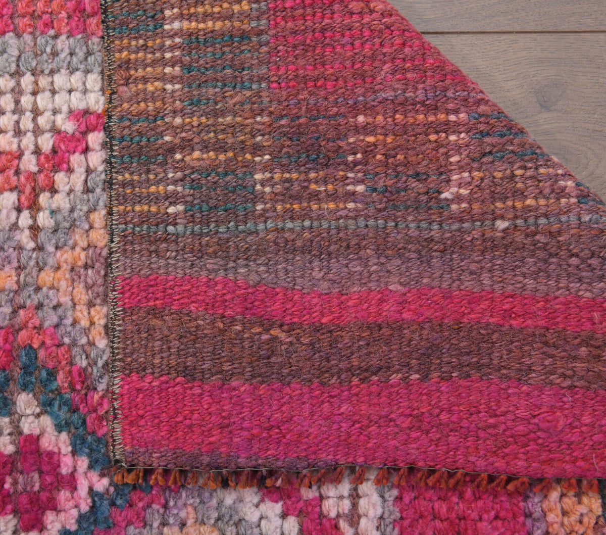 Kırmızı, pembe ve turuncu renkli el dokuma vintage yolluk, yün hav, pamuk taban