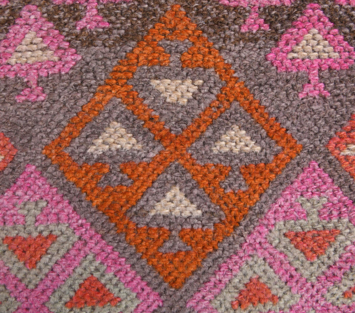 Turuncu, kırmızı ve pembe renkli el dokuma vintage yolluk, yün hav, pamuk taban