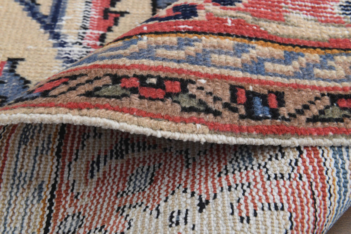 El yapımı vintage yolluk 66x305 cm çiçek desenli desenli yün - ışık altında renk detayı