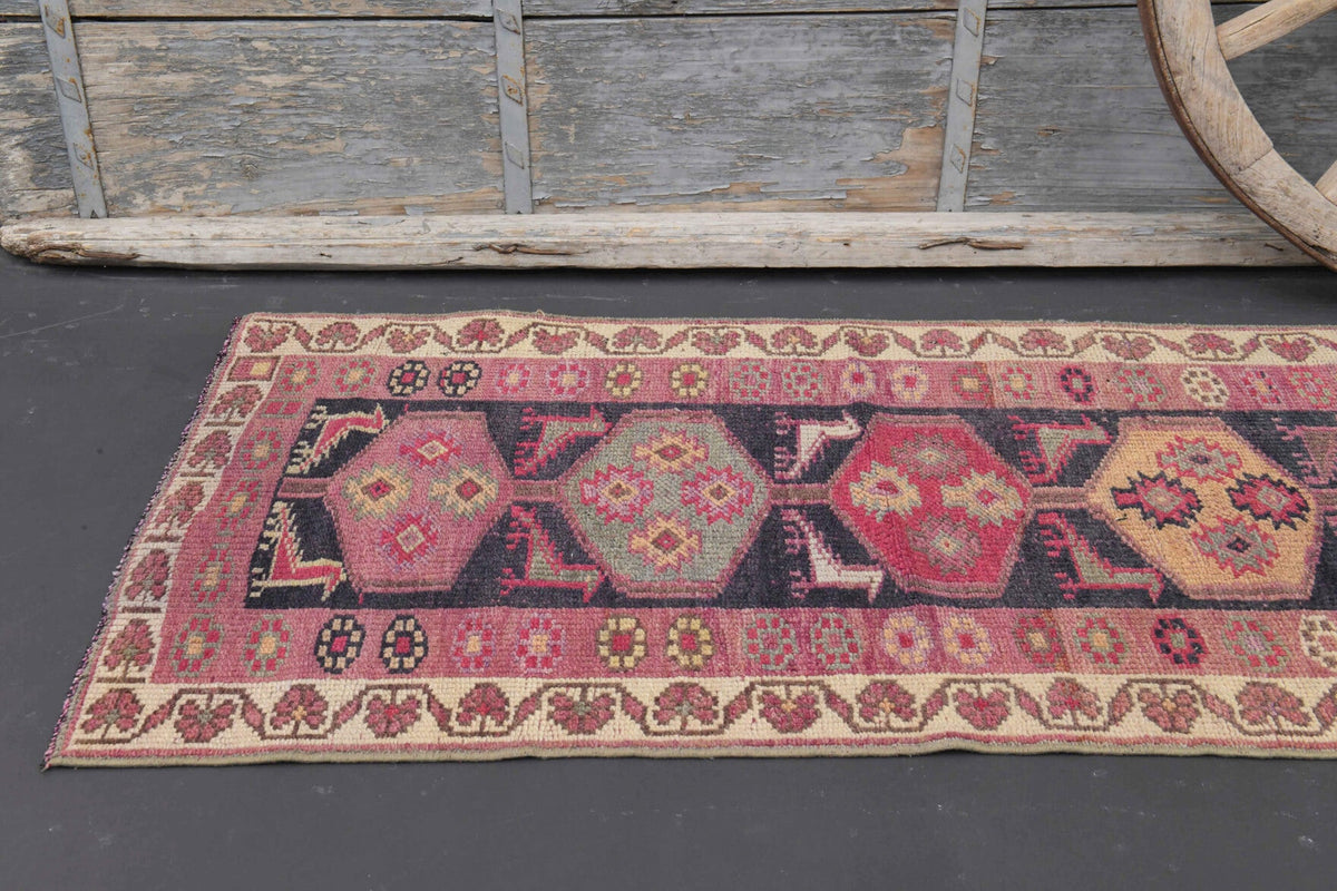 Turuncu, pembe ve kırmızı renkli el dokuma vintage yolluk, yün hav, pamuk taban